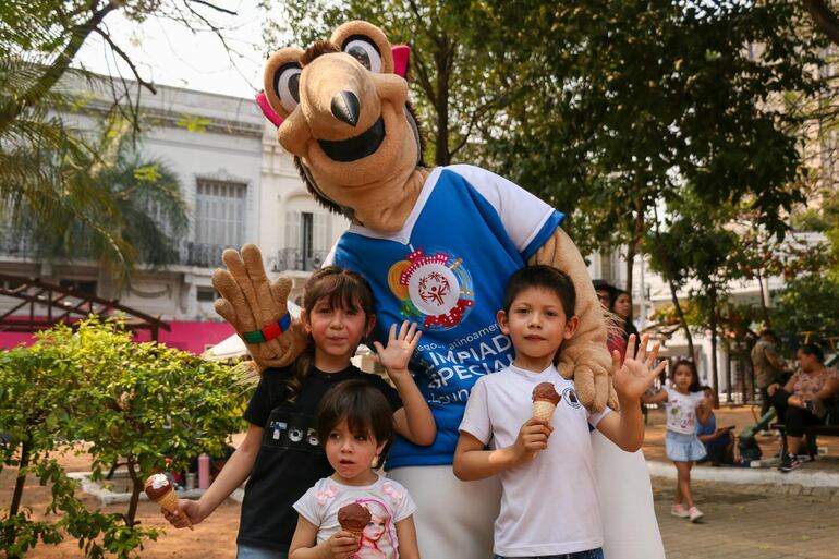 Tami, la mascota oficial de Asu2024, comparte con los chicos.