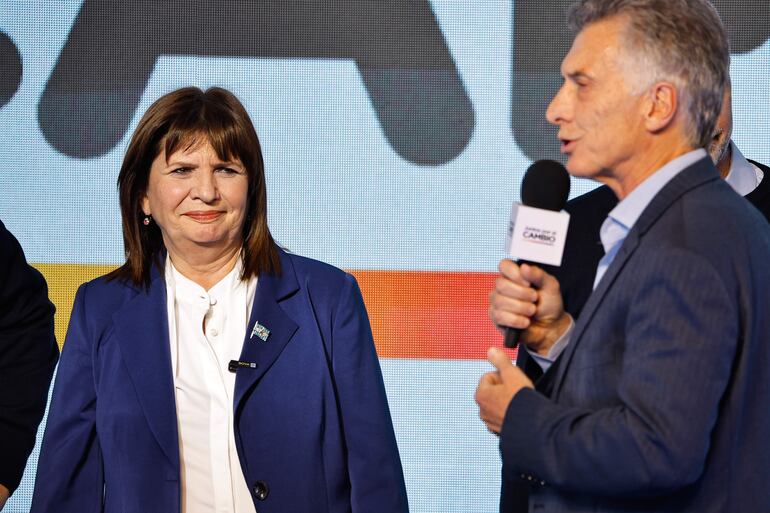 El expresidente argentino Mauricio Macri (d) habla junto a la presidenciable, Patricia Bullrich.