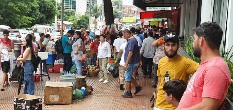 La avenida Pioneros del Este registra mucha circulación de personas, este sábado.