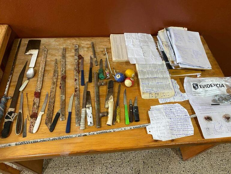 También se encontraron anotaciones de las actividades de la facción criminal PCC  durante el cateo en el Centro de Rehabilitación Social (Cereso), Itapúa.
