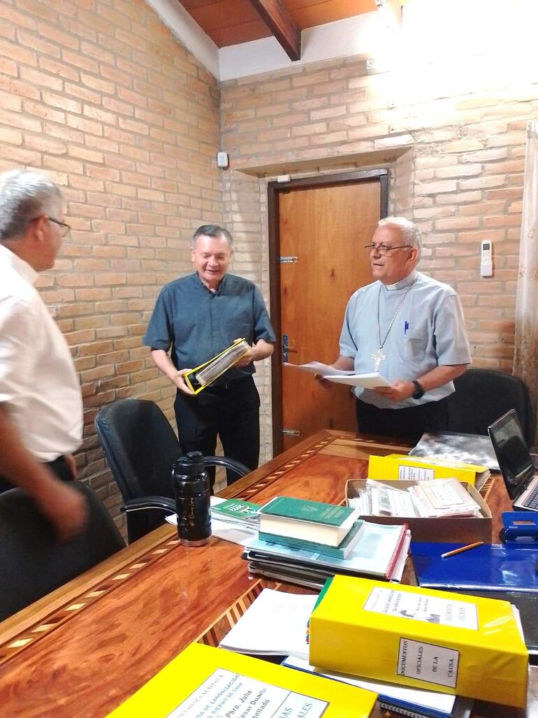 El presidente de la Comisión Histórica, Pbro. Nilson Ortellado Brizuela, entregó a Mons. Celestino Ocampo Gaona, los biblioratos. A su vez, el obispo entregó el informe de la investigación de la causa de beatificación del Pa'i Julio al Postulador Luis Decoud Zarza.