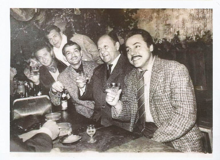 Sentados, desde la derecha, Francisco Marín, José Asunción Flores, Luis Alberto del Paraná, Elvio Romero (de pie, no identificado).