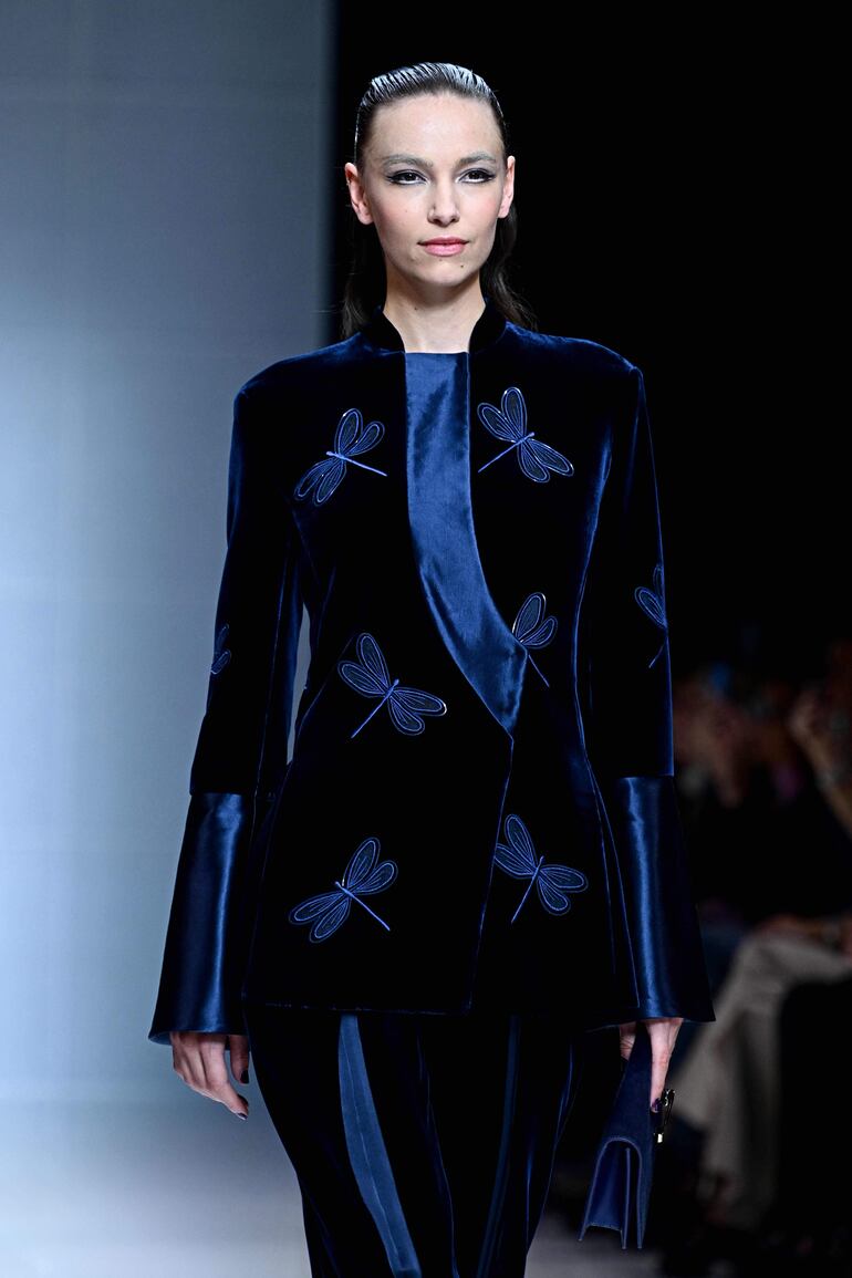  Una modelo lleva una de las creaciones de la colección de Giorgio Armani Otoño-Invierno 2024-25 presentadas en la Milan Fashion Week en Milán.
