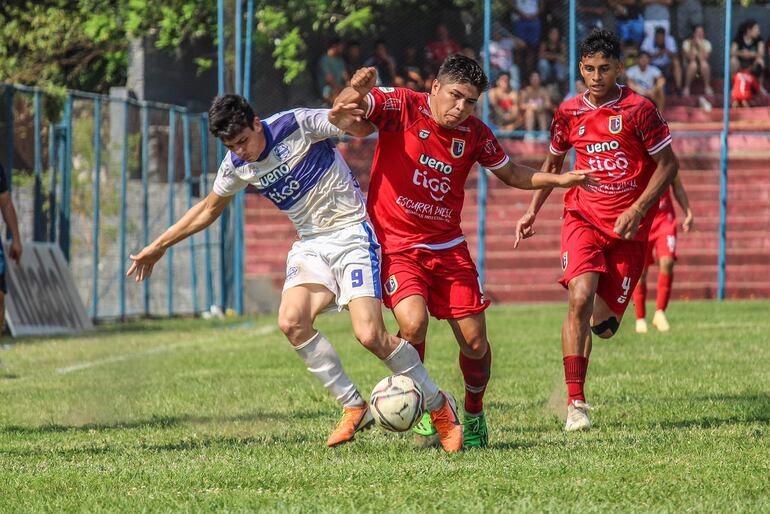 Disputa entre el delantero franjeado, Alex Vargas y el defensor "matarife", Héctor Ortega. (Foto: APF)