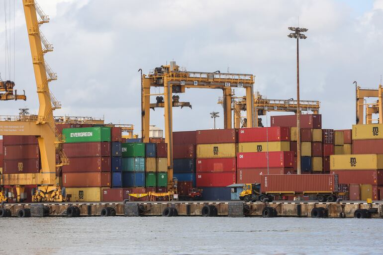 Contenedores en el puerto de Colombo, Sri Lanka. La OMC estima disminución del comercio mundial.