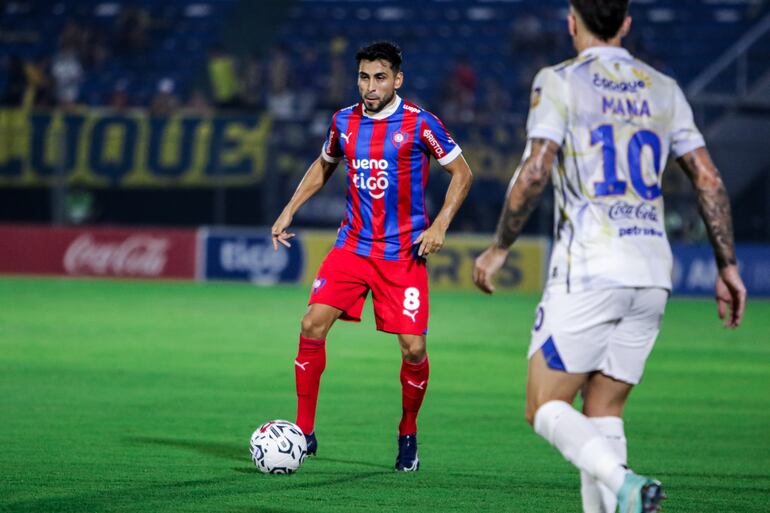 El argentino Federico Carrizo, jugador de Cerro Porteño, domina el balón en un partido frente a Sportivo Luqueño por la décima ronda del torneo Apertura 2024 del fútbol paraguayo.