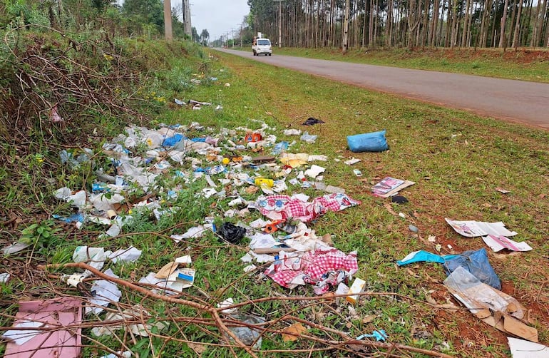 Desechos domiciliarios acumulados al costado de a ruta San Juan Nepomuceno - Abaí.