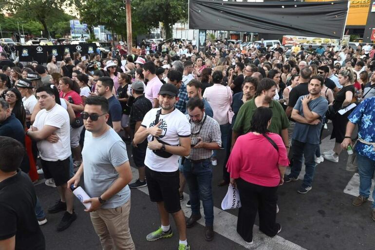 Miles de personas se congregaron en el estadio ueno La Nueva Olla, para ver en vivo a Luis Miguel, que volvió luego de cinco años.