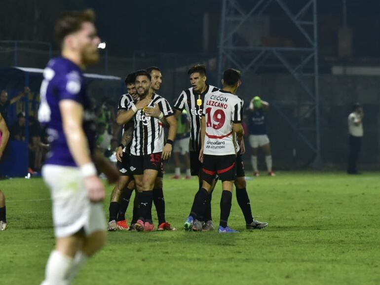 Los jugadores de Libertad celebran un gol en el partido frente a Tacuary por la duodécima fecha del torneo Clausura 2024 del fútbol paraguayo en el estadio Facundo Deleón Fossati, en Villa Hayes, Paraguay.