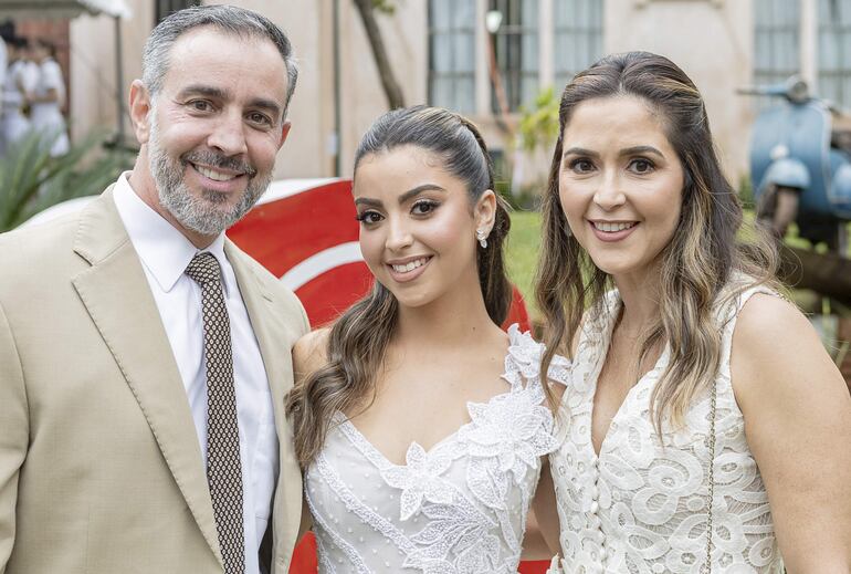 Eugenia Vaisembrut con sus padres Karina y Marcelo.