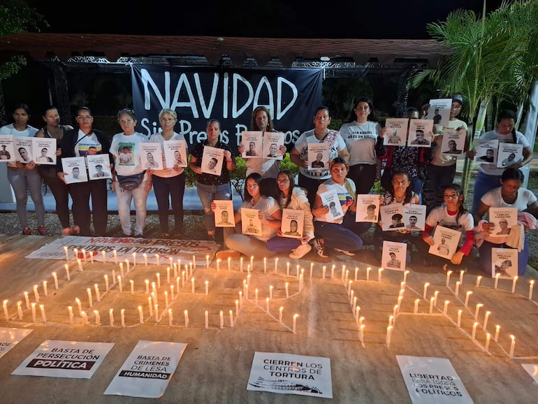 Fotografía cedida por el Comité por la Libertad de los Presos Políticos de familiares de privados de libertad en una manifestación en las inmediaciones de la cárcel de Tocorón, Venezuela. 
