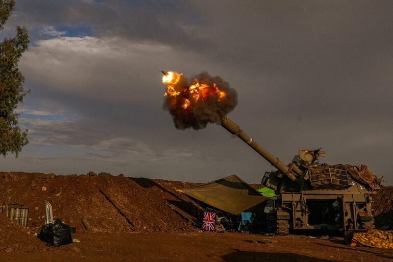 Una unidad israelí de artillería dispara durante un ejercicio militar en los Altos del Golán, cerca de la frontera con Líbano, el pasado jueves.