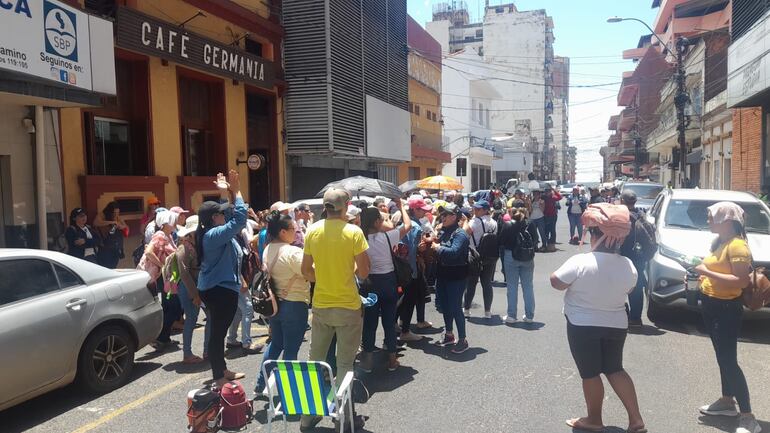 Docentes reclaman que ya están por comenzar las clases y no han firmado sus contratos.