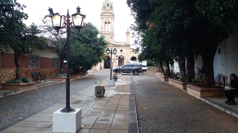 La escalinata, el paseo José Asunción Flores, y en el centro una fuente de agua, junto a la Iglesia Virgen del Rosario de fondo dan una vista inigualable.