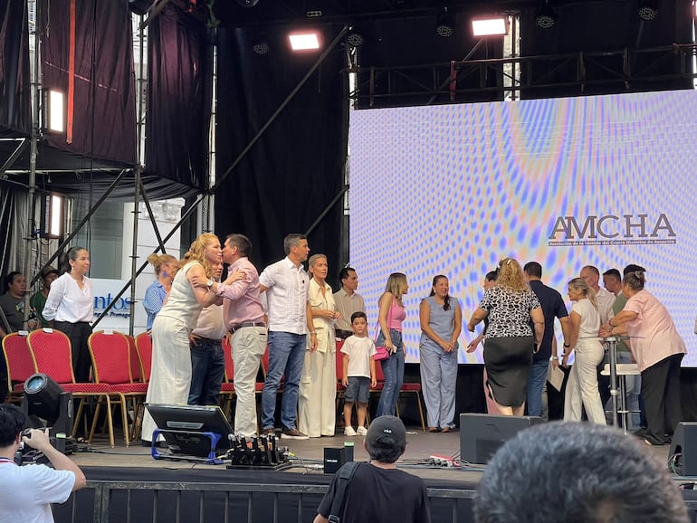 Cierre del ciclo de la feria Palmear en el centro de Asunción, en el que participó el Presidente de la República, Santiago Peña.