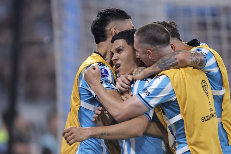 Juan Fernando Quintero (c) de Racing celebra con sus compañeros un gol ante Corinthians este jueves, en un partido de las semifinales de la Copa Sudamericana entre Racing y Corinthians, en el estadio Presidente Perón en Avellaneda (Argentina).