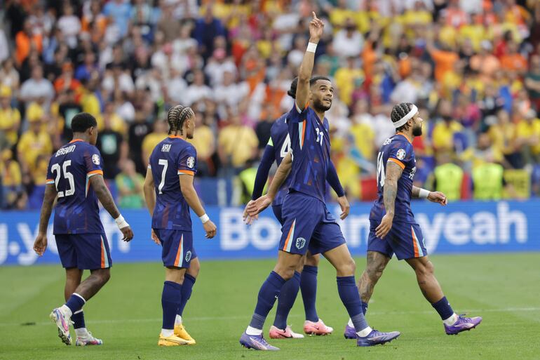 Los jugadores de Países Bajos celebran un gol en el partido frente a Rumanía por los octavos de final de la Eurocopa 2024, en Múnich, Alemania.