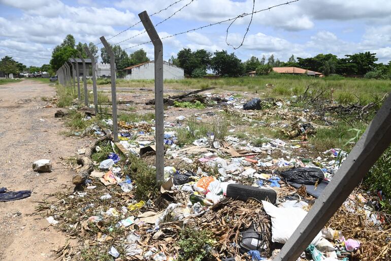 Terreno baldío en lamentable estado en barrio Sajonia, de Asunción.