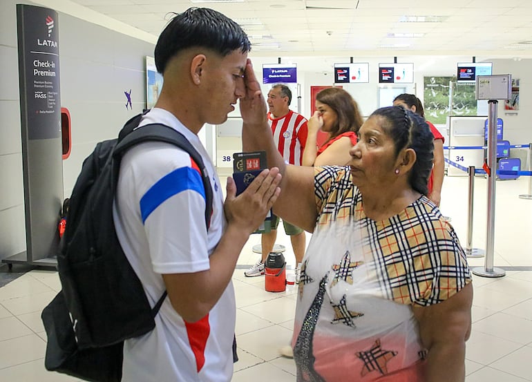 Con la bendición de la mamá, el lateral Matías Samuel Argüello Figueredo fue uno de los viajeros de la delegación paraguaya a Venezuela.