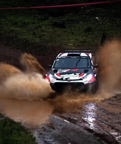 Pese a no obtener el tercer mejor registro en la PE5, Alejandro Galanti se mantiene cómodo liderando el Petrobras Rally del Paraguay, con el Toyota GR Yaris Rally2. El tramo lo volvió a ganar Diego Domínguez, escoltado por Bruno Bulacia, quien ahora es nuevo segundo en la clasificación. (Foto, Toyota Gazoo Racing, Facebook).