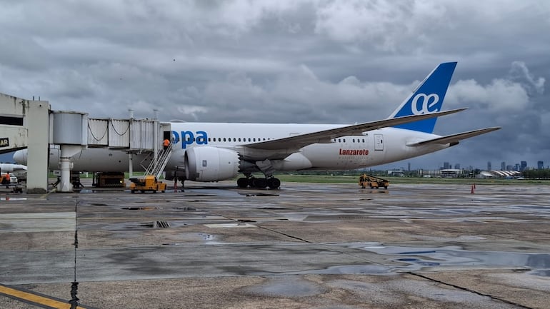 Avión de Air Europa que aterrizó de emergencia en el Aeropuerto Silvio Pettirossi. (foto: Rubén Aguilar, director de Aeropuertos de la Dinac).