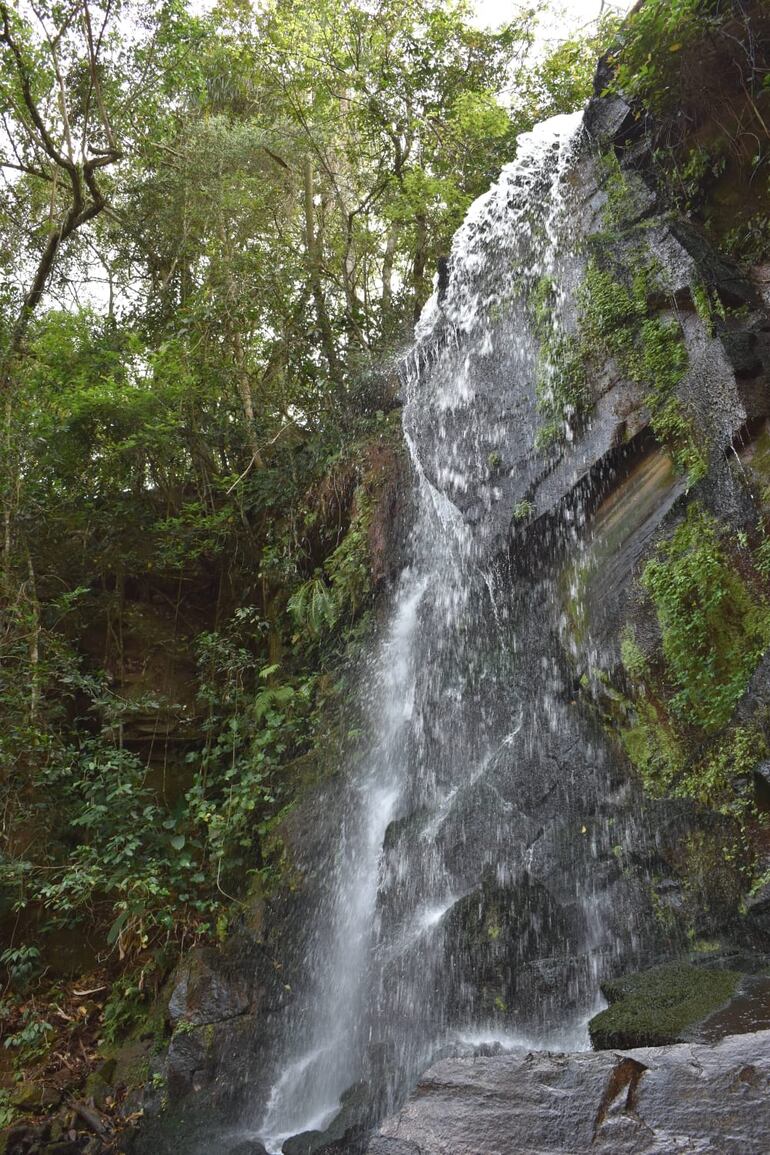 Una maravillosa cascada es una de las atracciones de este lugar.