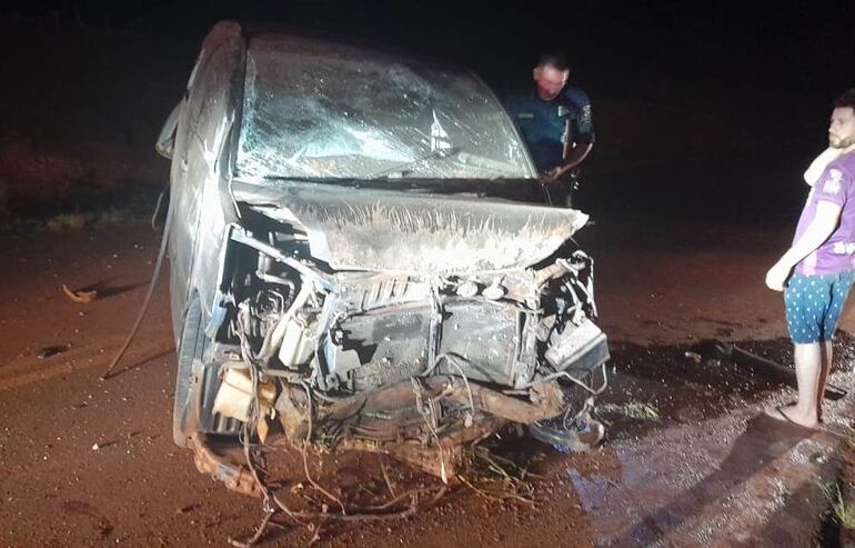 El vehículo quedó con importantes daños tras el aparatoso accidente.