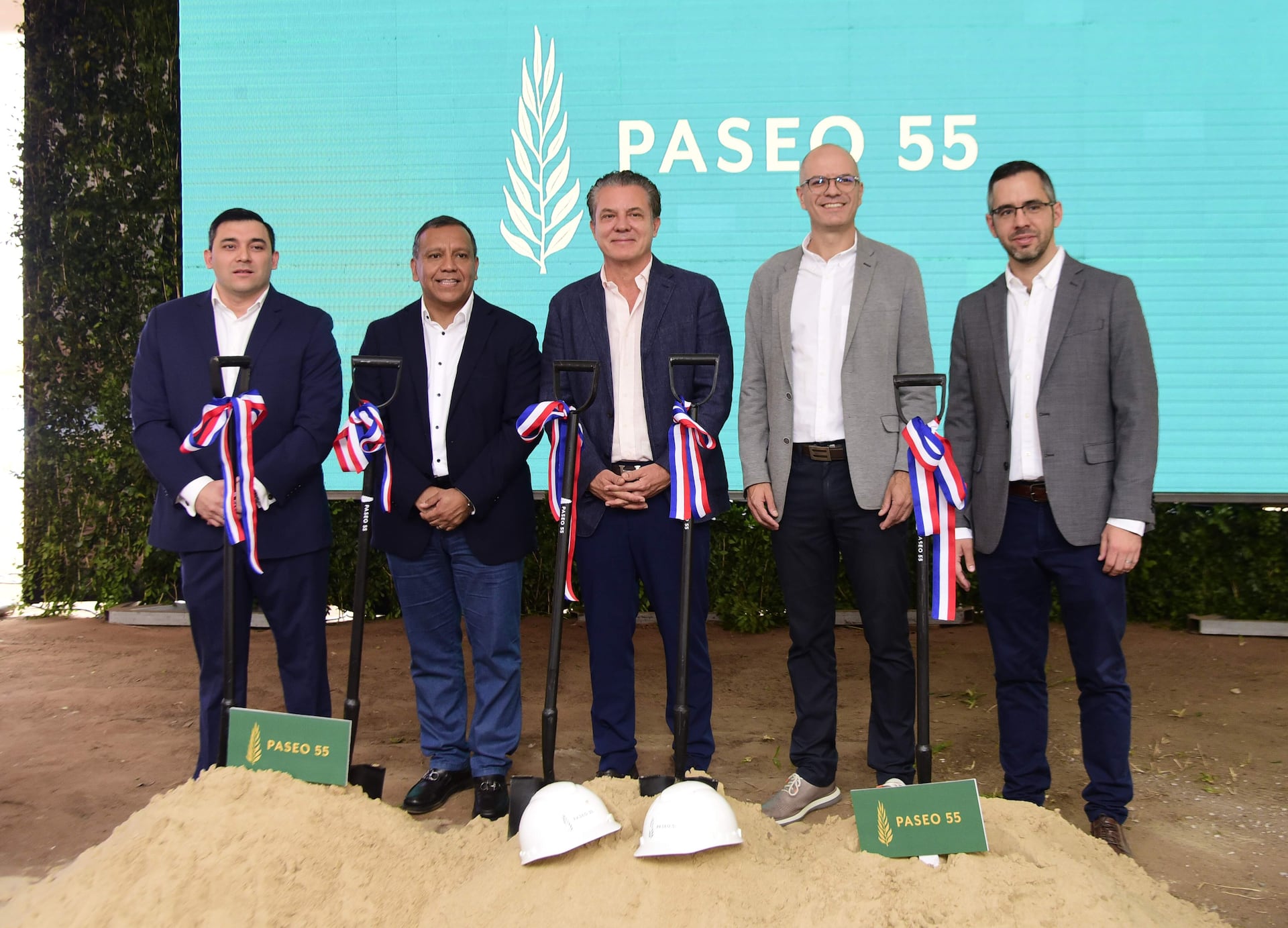 Diether Noack, gerente de Paseo 55, ⁠Julio Hernández, CEO del Grupo Blue Tower Ventures Paraguay, Mario López Pérez, presidente del Grupo Blue Tower Ventures Paraguay, Roberto Bianchi, CEO del Grupo Onyx, y Miguel Garces, gerente de desarrollo inmobiliario, en la palada inicial de Paseo 55.