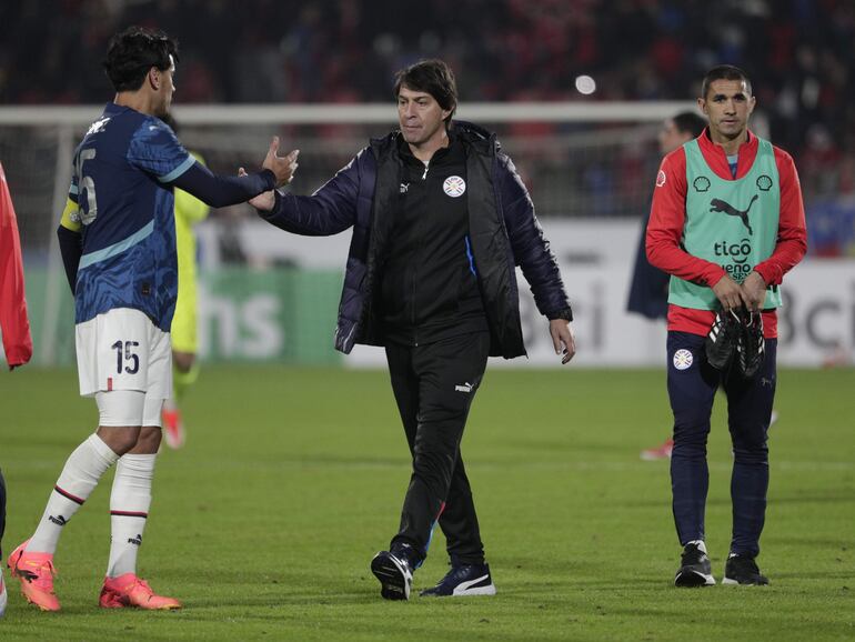 El argentino Daniel Garnero, entrenador de la selección paraguaya, reacciona en un partido amistoso internacional frente a Chile en el estadio Nacional, en Santiago, Chile.