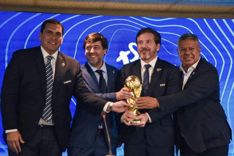 Robert Harrison (APF) ,Ignacio Alonso (AUF),  Alejandro Domínguez (Conmebol) y Claudio Tapia (AFA), ayer tras la rueda de prensa.