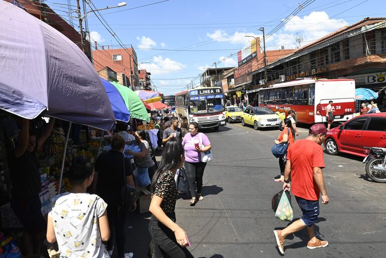 Gran cantidad de personas y un importante tránsito vehicular se apreciaron en la jornada de ayer, en  la zona del Mercado 4. Los comerciantes reportaron un repunte en las ventas.