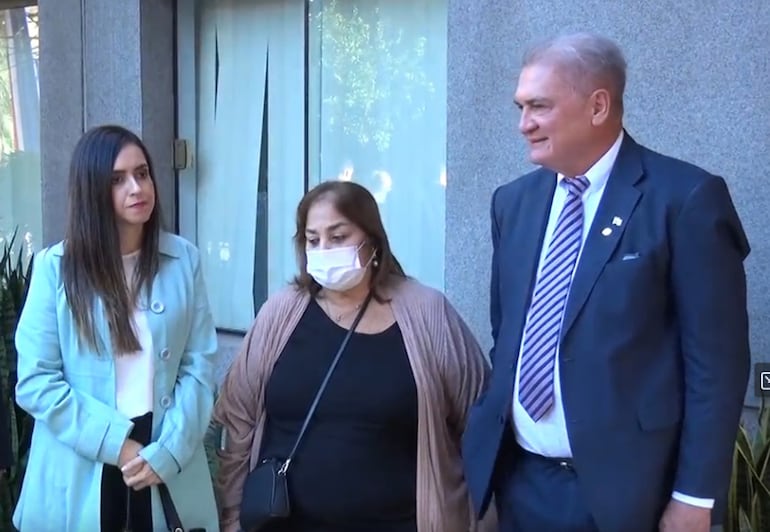 El fiscal Emiliano Rolón Fernández con la viuda de Pecci, Claudia Aguilera, y la madre, Maricel Albertini. 