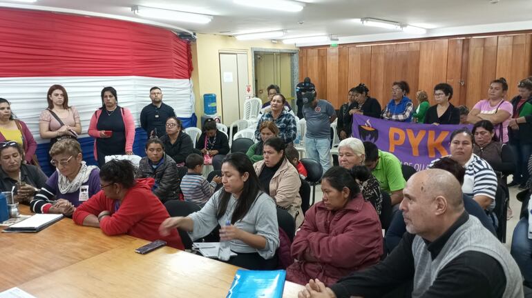 Mujeres y niños fueron a pedir la entrega de insumos para la preparación de alimentos en las ollas populares.