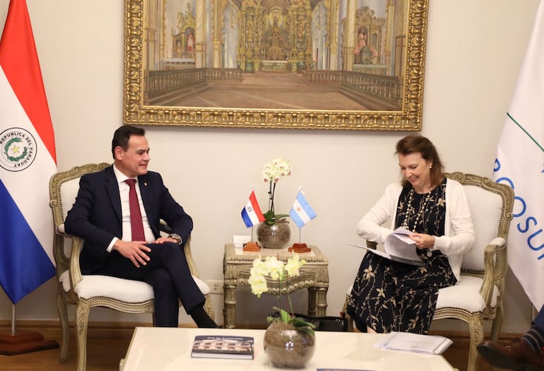 El canciller nacional, Rubén Ramírez Lezcano, junto a su homóloga argentina, Diana Mondino, en la sede del Ministerio de RR.EE.