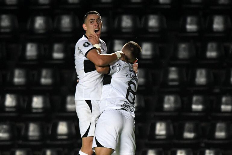 Diego Torres (i), jugador de Olimpia, festeja con Hugo Quintana (8) el segundo tanto contra Patronato por la fase de grupos de la Copa Libertadores en el Brigadier General Estanislao López, en Santa Fe, Argentina,