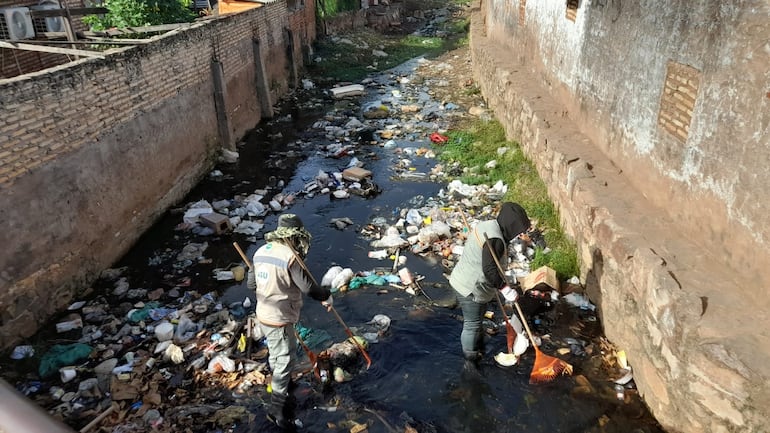 Vecinos de la calle Carmen Soler denunciaron que la contaminación del arroyo ya es insostenible y por los olores, no pueden ni respirar ni comer con comodidad.