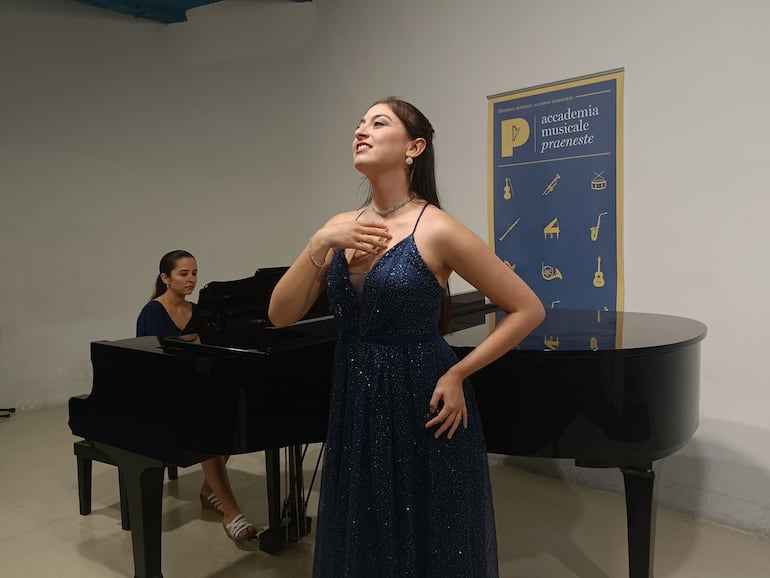 La soprano Alejandra Meza y la pianista Micaela Gulino durante el concierto que ofrecieron el pasado 13 de julio en Roma.