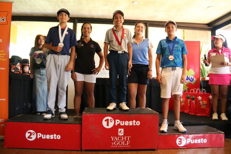 En el podio de la categoría 12 años: Piero Martínez (i), Naim Aguada  y Benjamín Bieber.