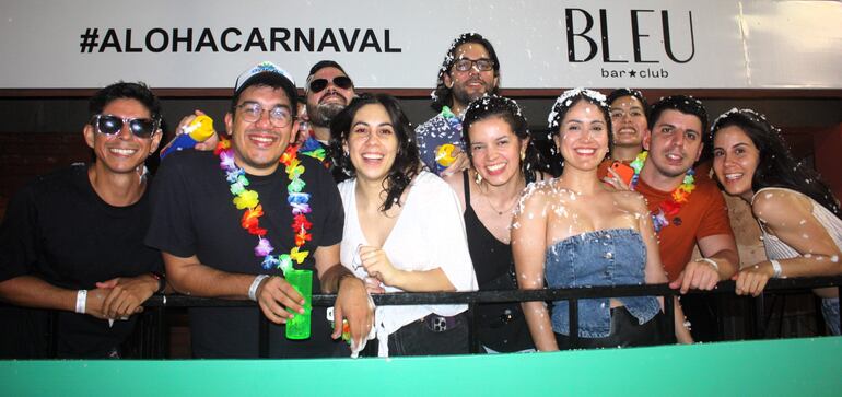 Un grupo de amigos disfruta de todo el show de ritmo y color del carnaval encarnaceno.