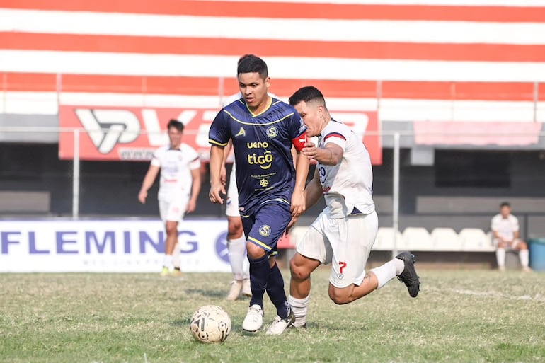 El capitán de Sport Colonial, Iván Ortellado transporta el esférico ante la persecución de Germán Cardozo. (Foto: APF)