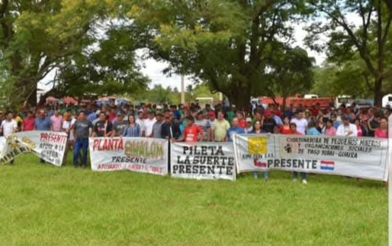 Mineros de Paso Yobai se movilizaron para defender su rubro.