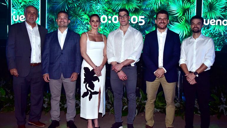 Directivos de ueno bank durante la presentación en el ueno COP arena.