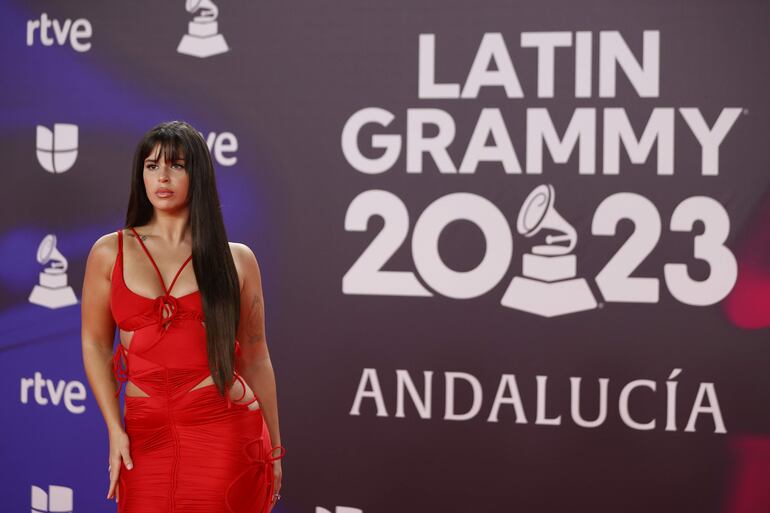 La cantante argentina Nathy, divina en la alfombra roja de la gala anual de los Latin Grammy, en Sevilla. (EFE/ Jorge Zapata)
