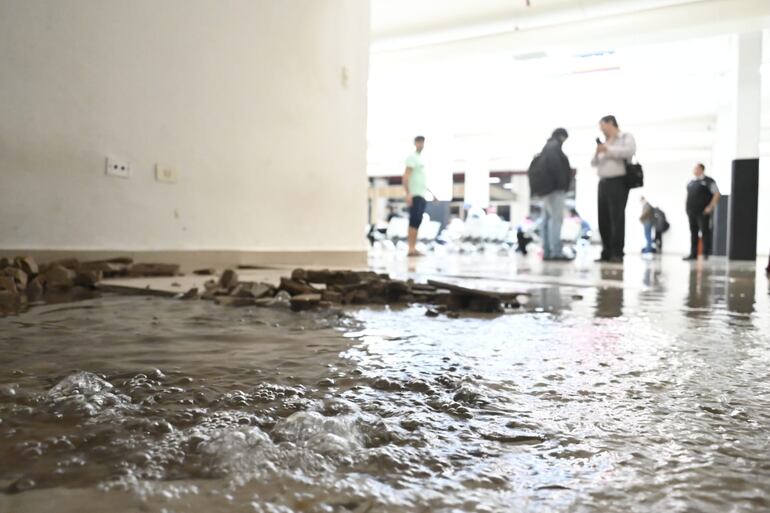 Intenso temporal inundó la Estación de Buses de Asunción