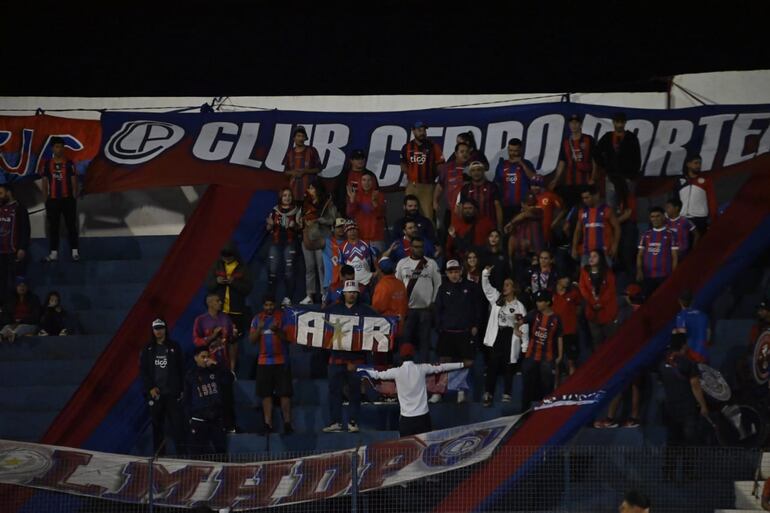 Los aficionados de Cerro Porteño en el sector de la Gradería Sur del estadio Río Parapití para el partido frente a 2 de Mayo por la décimo cuarta jornada del torneo Apertura 2024 del fútbol paraguayo.