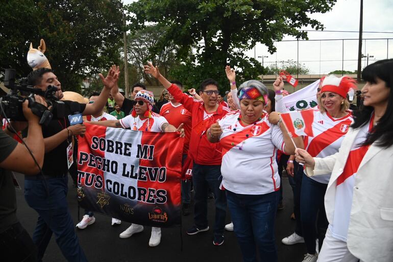 Los aficionados de Paraguay y Perú a los alrededores del estadio Antonio Aranda.