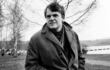 El escritor checo Milan Kundera en una fotografía tomada en 1973. El autor de "La insoportable levedad del ser" falleció hoy en París a los 94 años de edad.