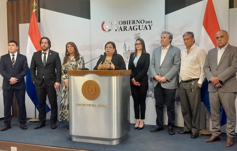 Conferencia de prensa tras finalización de la reunión entre el presidente Santiago Peña y los senadores opositores.