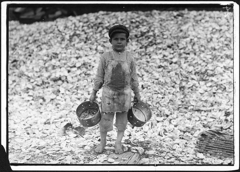 Manuel, recolector de ostras, 5 años de edad. Biloxi, Misisipi, 1911. Fotografía de Lewis Hine