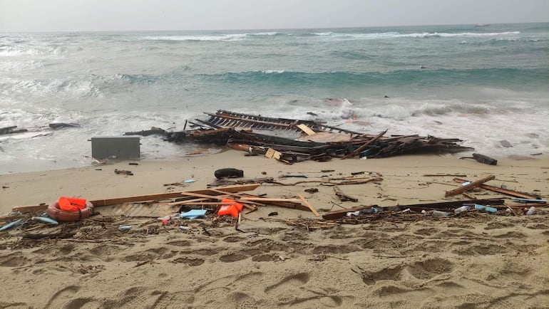 Imagen ilustrativa de escombros arrastrados a tierra en una playa Italia, una de las tantas embarcaciones de inmigrantes que naugrafó en los últimos años.